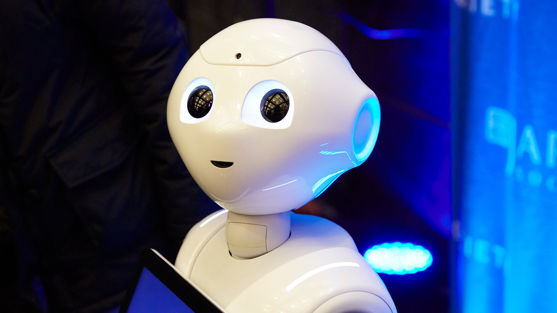 Meet Pepper: The World's First Humanoid Robot That Reads Human Emotions ...